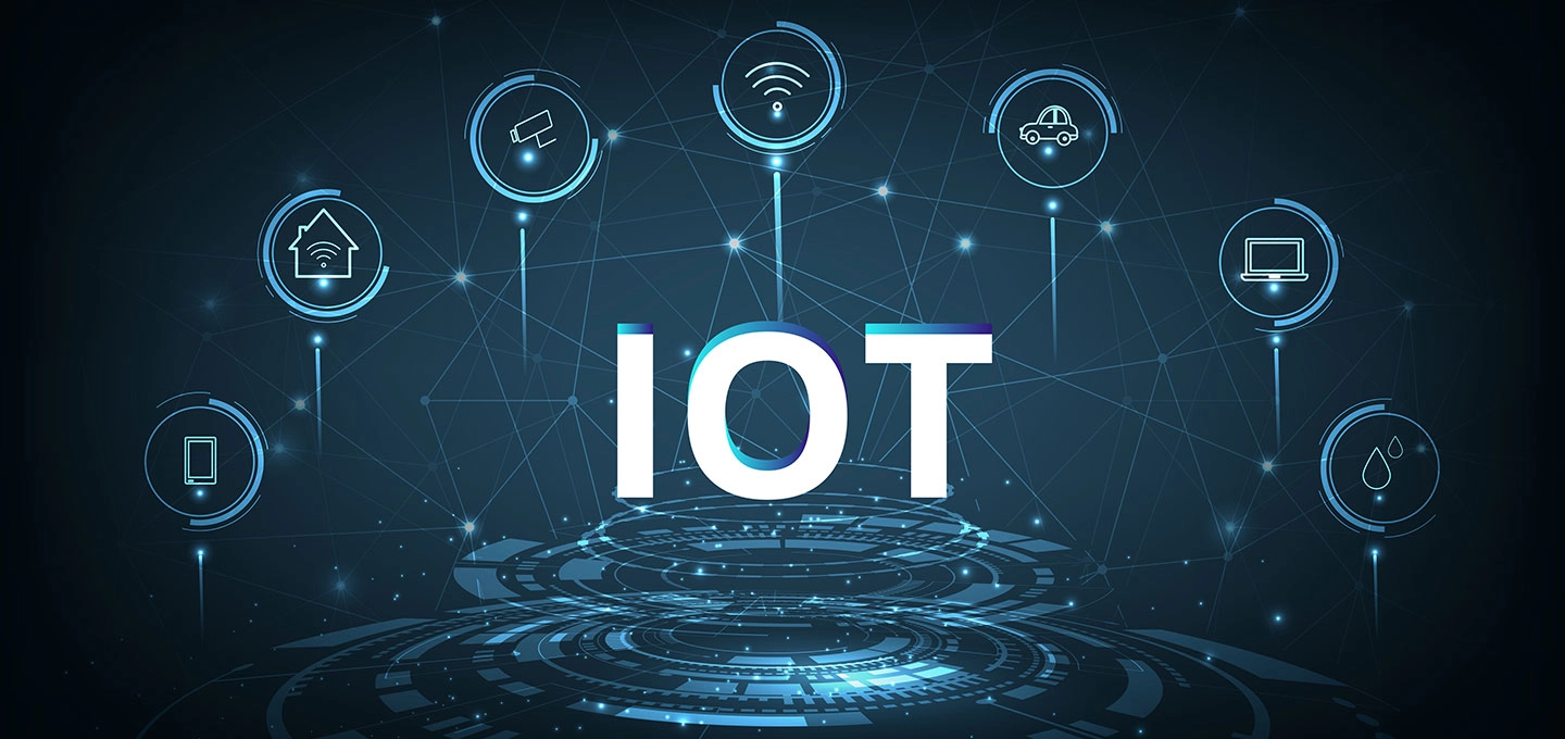 Tecnología IoT para empresas que conecta dispositivos, sensores y equipos inteligentes en una red digital unificada, facilitando la automatización y el intercambio de datos en tiempo real.