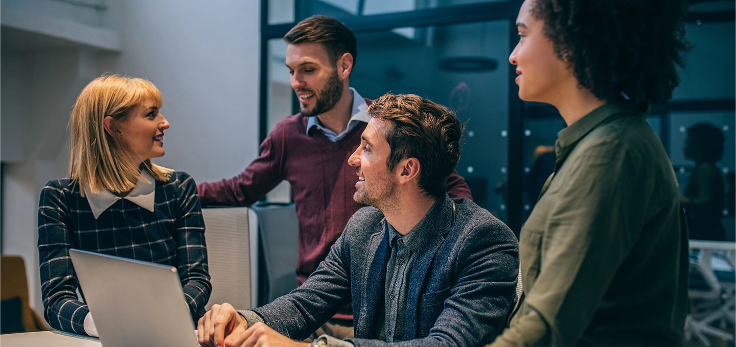 Equipo de trabajo colaborando en un entorno empresarial moderno, impulsando la innovación, la eficiencia operativa y la transformación digital mediante el uso de tecnología y comunicación efectiva.