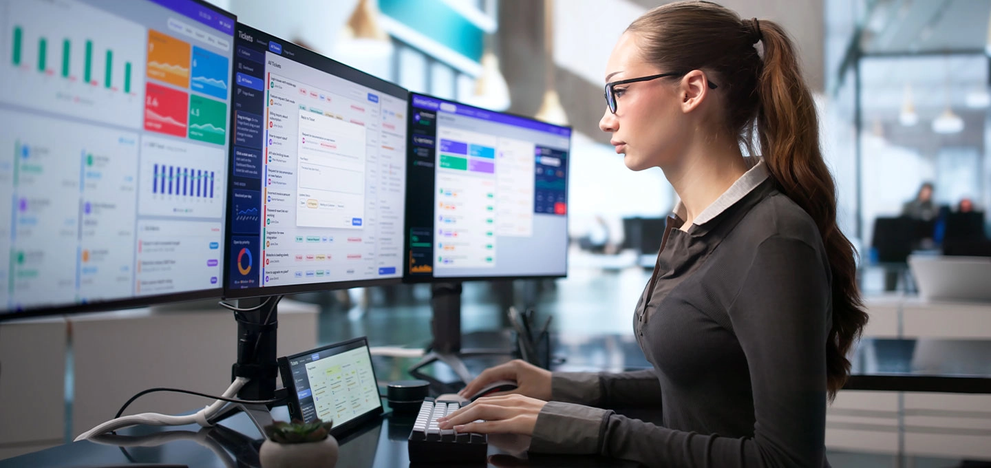Equipo de especialistas en tecnología colaborando en proyectos de desarrollo de software, análisis de sistemas y transformación digital en una oficina moderna.