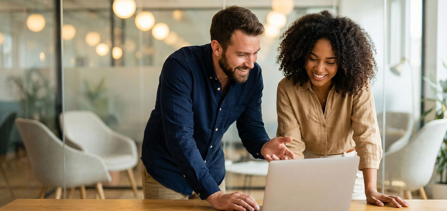 Colaboración empresarial en un entorno de trabajo moderno, con profesionales utilizando herramientas digitales para impulsar la productividad, la innovación y la toma de decisiones.