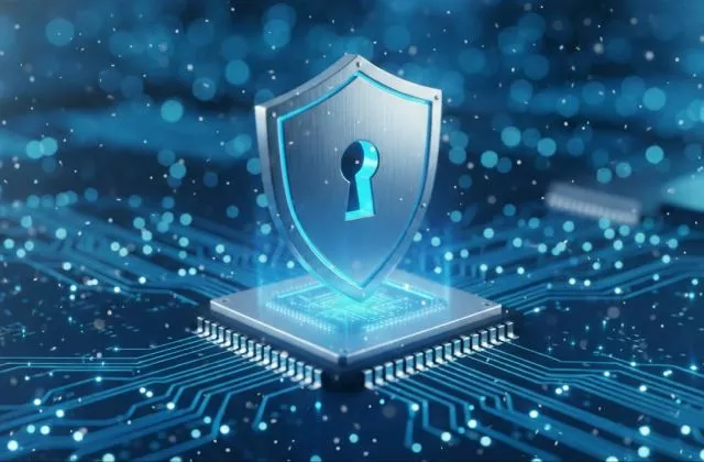 Escudo de seguridad digital con ojo de cerradura sobre un circuito integrado, representando la ciberseguridad integral y la protección de datos.