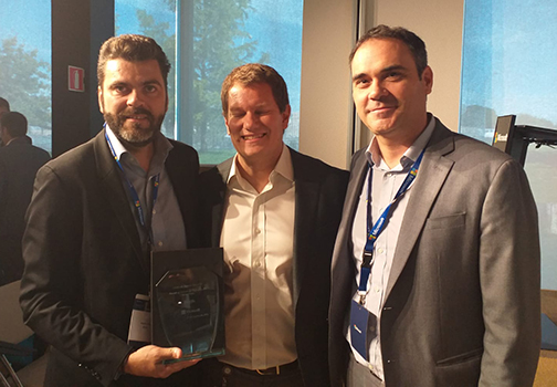 Eduardo Ponz y Samuel Gutiérrez, de IT Infraestructure Ricoh España, recogen el premio ‘Mejor Partner en Digitalización de Mercado Pyme’ de manos de Antonio Budia (centro), director de Operaciones y Marketing de Microsoft iberia.