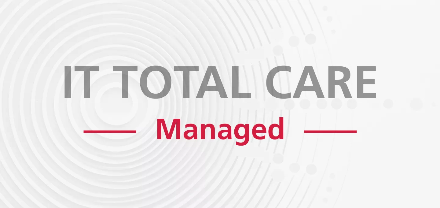 Gráfico de texto centrado con el fondo blanco y un sutil patrón de círculos concéntricos y nodos digitales en tonos grises muy claros. El texto principal en gris dice "IT TOTAL CARE". Debajo, el texto "Managed" (Gestionado) está resaltado en color rojo, enmarcado por líneas horizontales rojas. La imagen es un banner o título que identifica un servicio de soporte o gestión de TI en un contexto de servicio gestionado.