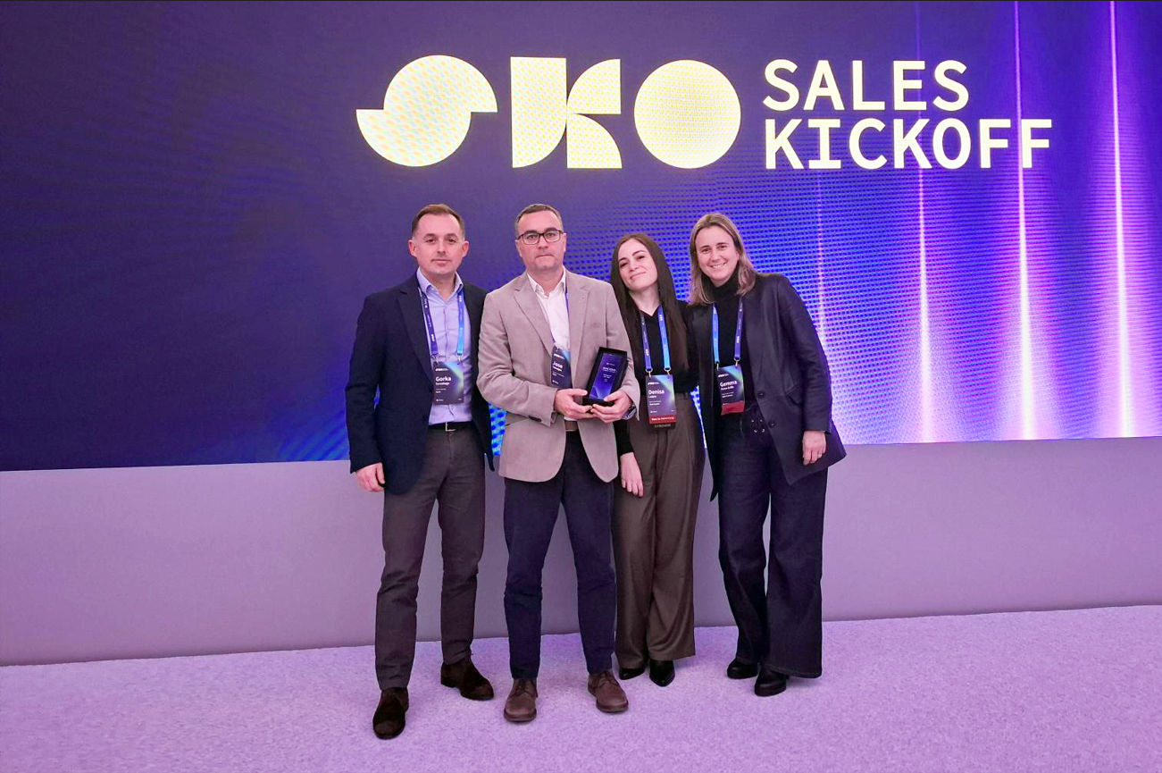 Team celebrating an award at the SKO Sales Kickoff event, showcasing success, collaboration and high performance.