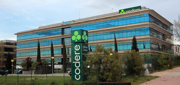 Un edificio con un cartel de Codere delante