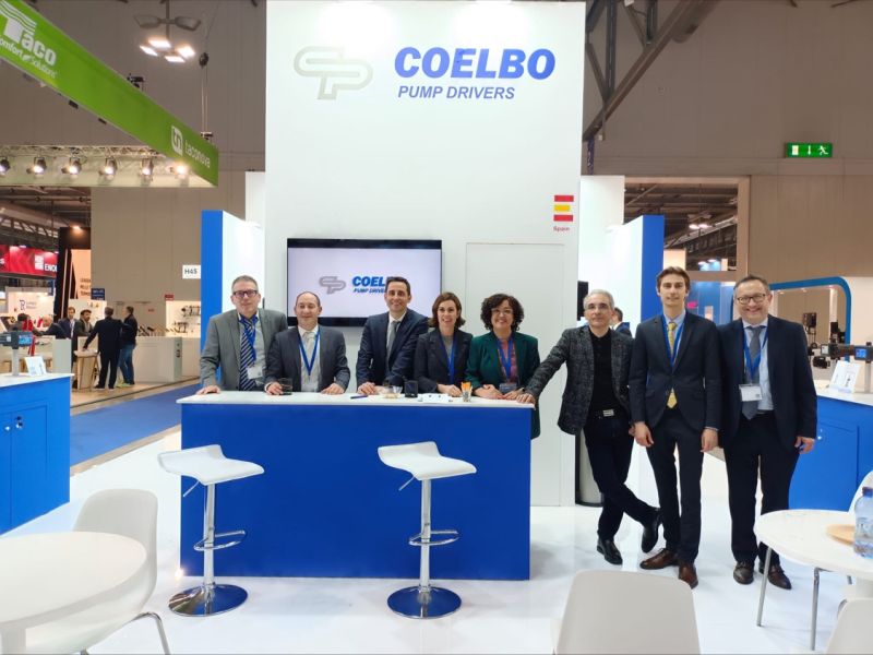 Equipo de COELBO Pump Drivers en feria industrial, presentando soluciones de control para bombas en un stand corporativo moderno y profesional.