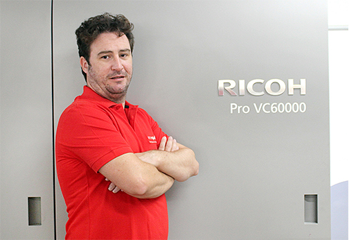 Felipe García, director general de Masquelibros, con la Pro VC60000